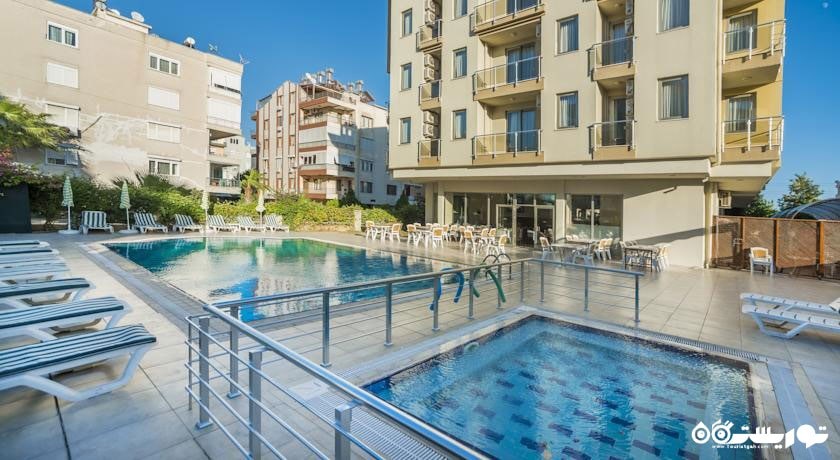 نمای استخر روباز و ساختمان هتل